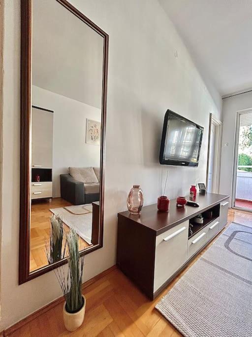 Cozy, Charming One Bedroom Apt พอดโกริกา ภายนอก รูปภาพ
