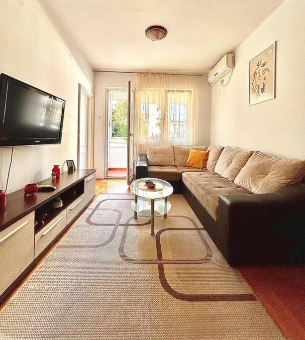 Cozy, Charming One Bedroom Apt พอดโกริกา ภายนอก รูปภาพ